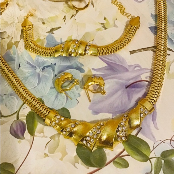 5pcs Beautiful gold color statement necklace pendant surrounded by Fashion 💎 - Picture 1 of 4